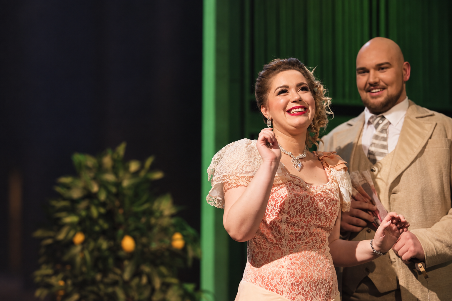 Polski Mezzosopran Karolina Jopek na scenie jako Olga w „Wesołej wdówce”
